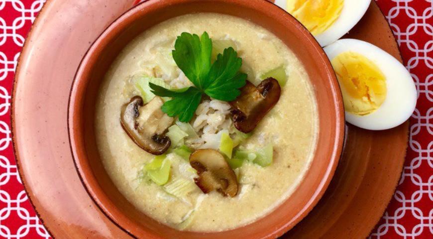 Vegetable pearl barley soup with leeks and mushrooms