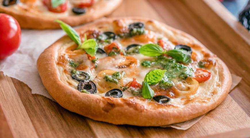 Vegetable pizza with mozzarella