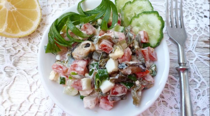 Vegetable salad with seafood cocktail and seaweed