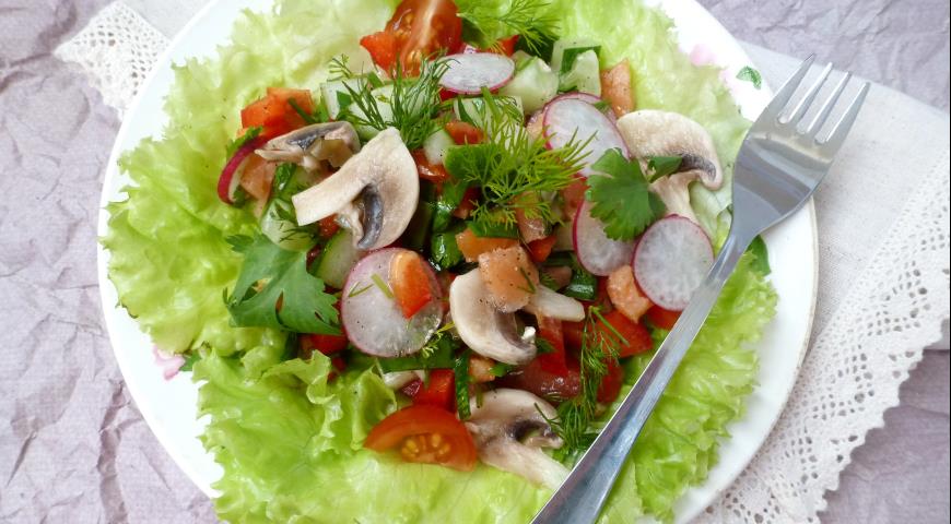 Vegetable salad with smoked salmon