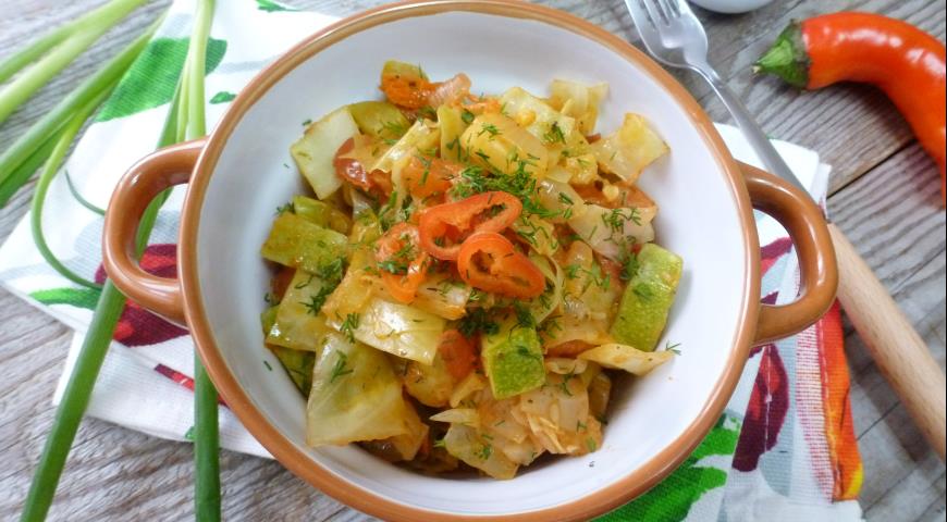 Vegetable stew with cabbage and zucchini