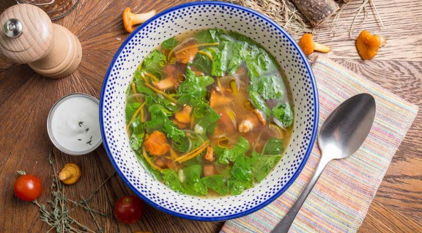 Vegetarian soup with chanterelles and spinach