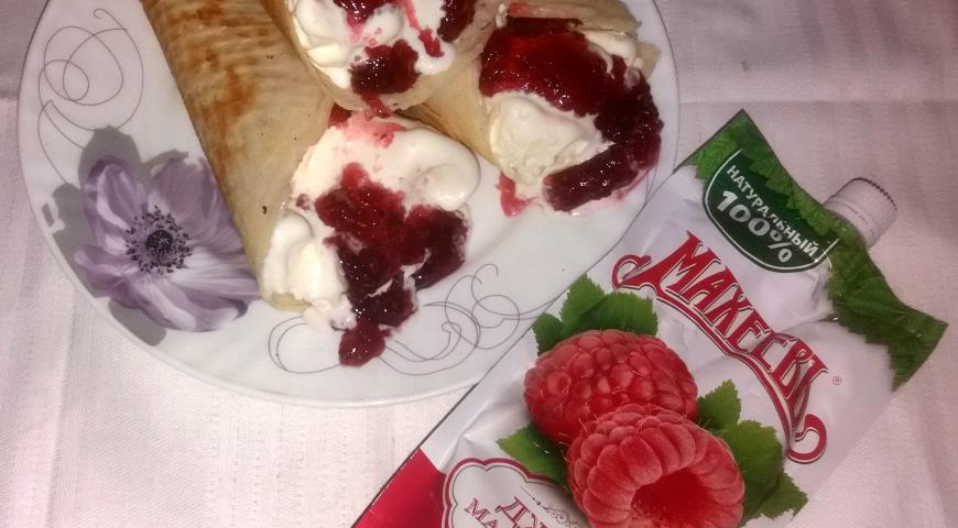 Wafer rolls with ice cream and raspberry jam