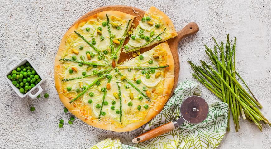 White pizza with vegetables and pesto