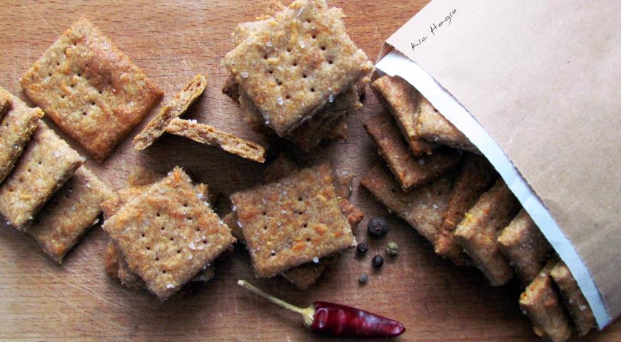 Whole grain salted cracker (with cheese)