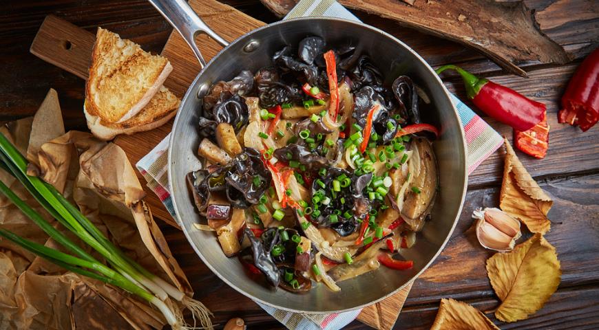 Wood mushrooms and eggplant in pepper and coconut sauce