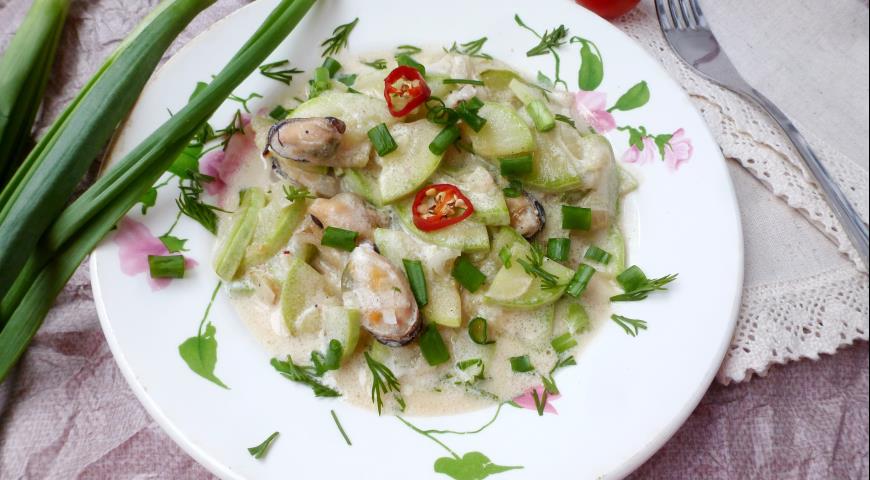 Young zucchini stewed with mussels and sour cream
