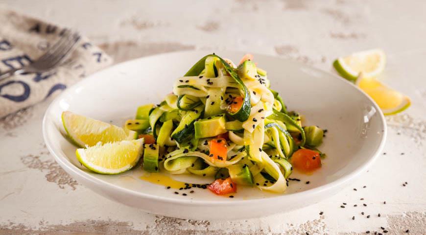Zucchini noodles with tomatoes and sesame seeds