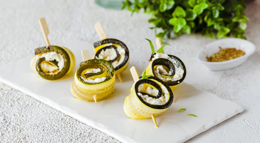 Zucchini rolls with cottage cheese